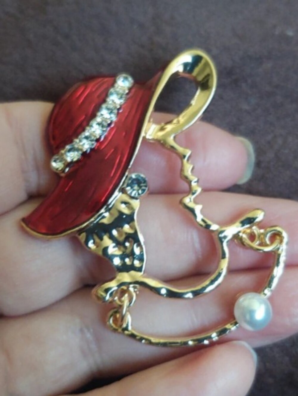 Elegant Red Hat Woman Silhouette Brooch - Picture 2 of 3